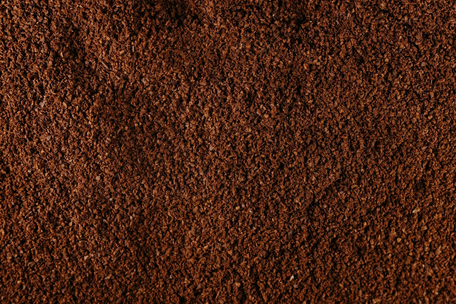 Fine, consistent coffee grounds for moka pot brewing in pile